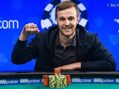 Андрей Жигалов занимает позицию чиплидера в турнире за 10 тысяч долларов