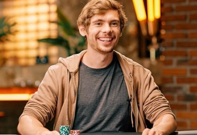 Хольц лидирует на 160 000$ в хедз-ап баттле против Малиновского